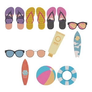 Può includere: Una collezione di articoli a tema estivo, tra cui infradito, occhiali da sole, crema solare, tavole da surf, un pallone da spiaggia e un salvagente. Le infradito sono di vari colori e la tavola da surf ha il testo "Surf on the Wave".