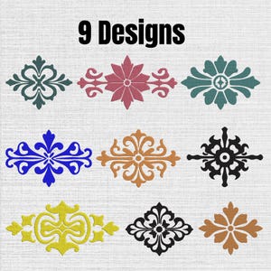 Op de afbeelding: Een verzameling van 9 Designs met diverse symmetrische bloem- en krulpatronen in kleuren zoals donkergroen, roze, blauwgroen, blauw, oranje, zwart, geel en bruin, gerangschikt in een raster op een lichtgrijze, getextureerde achtergrond.
