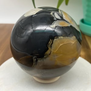 Sphère d&#39;agate volcanique réactive aux UV – Boule de cristal poli de 65 mm avec support | Mise à la terre du chakra racine | Stabilité | Protection | Amplificateur d&#39;énergie