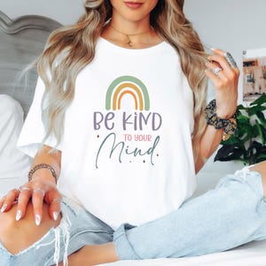Koszulka „Bądź miły dla swojego umysłu”, koszulka „Retro Rainbow Mental Health”, koszulka „Świadomość miłości do siebie”, koszulka z motywującym cytatem