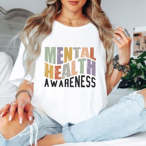 Camiseta de conscientização sobre saúde mental - Camiseta retrô com letras maiúsculas - Camiseta de apoio ao bem-estar mental - Presente para terapeuta - Roupa unissex antiestigma