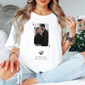 パーソナライズされたトランプカップルシャツ - カスタム写真＆テキストTシャツ、彼または彼女へのロマンチックなギフト、かわいい記念日やバレンタインデーシャツ