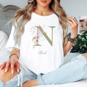 Camiseta com inicial floral personalizada – Camiseta personalizada com nome e monograma e design de letras botânicas, presente para ela, bebê ou nova mamãe