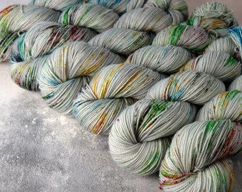 Pure Merino 4 ply/ fingering/ sock weight wool superwash hand dyed knitting yarn 100g - 'Minerals' pale silver grey w/ multicolour speckles