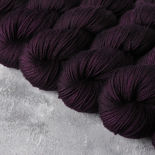 Laine à tricoter mérinos 4 fils/doigté/poids chaussette 100 % laine superwash teint à la main 100 g - « Boudoir » (pourpre aubergine semi-uni)