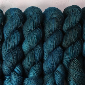 Merino 4 ply/ sock/ fingering weight superwash wool hand-dyed knitting yarn 100g - ‘Spirulina’ (deep teal) ethically sourced