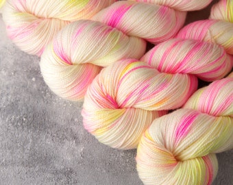 Merino 4 ply/fingering/sock weight 100% wool superwash hand dyed knitting yarn 100g - Sunset Beach pastel neon pink orange yellow variegated