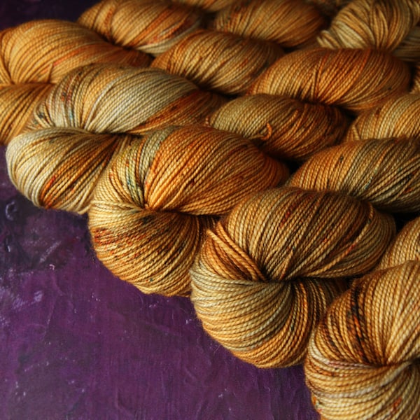 Pure Merino 4 ply/ fingering/ sock weight wool superwash hand dyed knitting yarn 100g - 'Gingersnap' sandy golden brown w/speckles