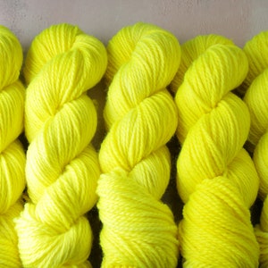 British wool Aran hand dyed superwash knitting yarn 100g – Fluorescent Yellow – BFL Bluefaced Leicester heavy worsted