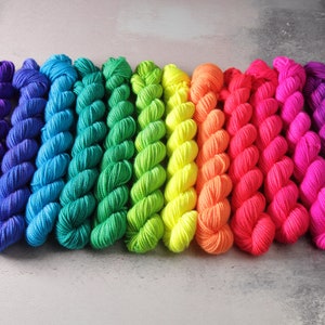 Sock Minis Neon Rainbow Gradient 12 x 20g merino wool 4 ply/fingering weight miniskeins pack 100% superwash - mini skeins set fluorescent