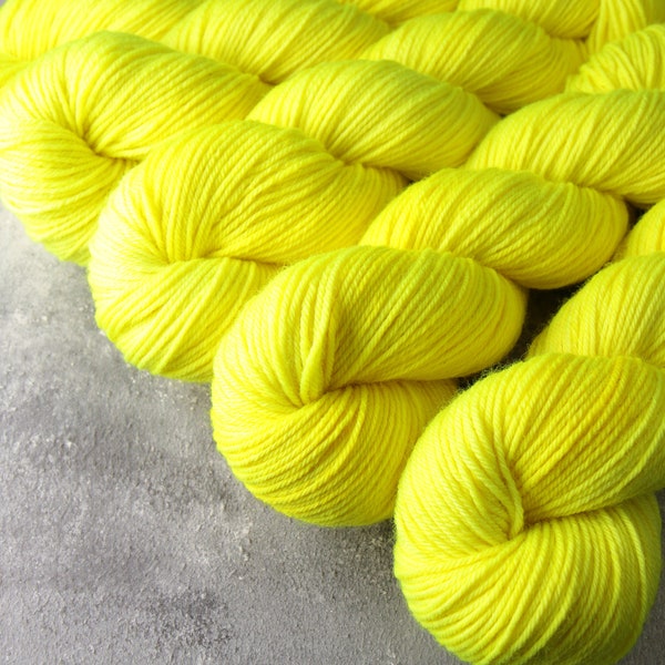 Laine à tricoter DK Pure British Bluefaced Leicester Wool superwash teint à la main 100 g - Jaune fluo néon