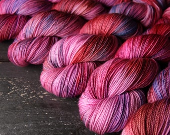 Pure Merino 4 ply/fingering/sock weight wool superwash hand dyed knitting yarn 100g - 'Heartbeats' variegated pink red purple blue rust