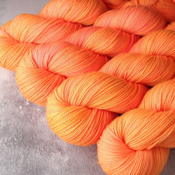 Fil à tricoter teint à la main en pure laine mérinos 4 plis/doigté/chaussette 100g - 'Traffic Cone' (orange fluo fluo)