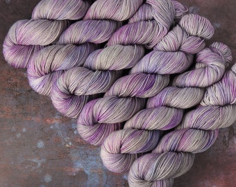 Merino 4 ply/ fingering/ sock weight wool superwash hand-dyed knitting yarn 100g - 'Moonstone' variegated pale purple grey pastel gray