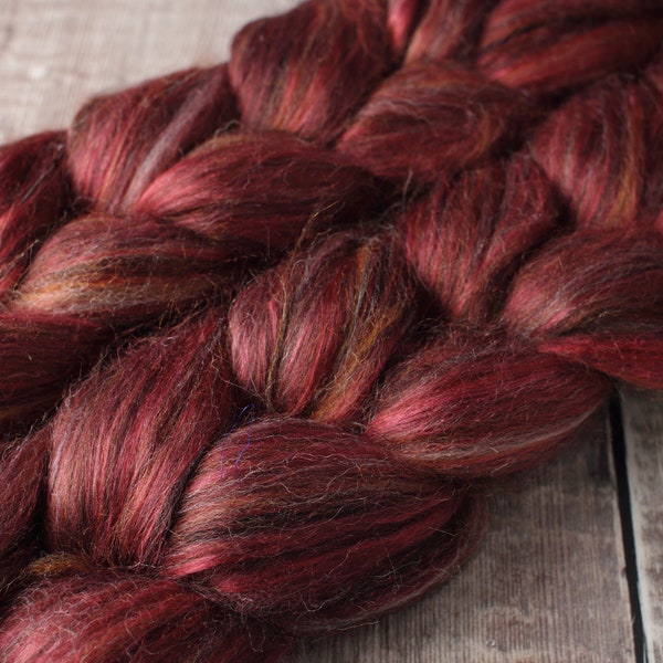 Laine britannique, baby alpaga et soie de mûrier mélangés fibre 100 g en « palissandre » rouge bordeaux fibre peignée luxe BFL roving corriedale