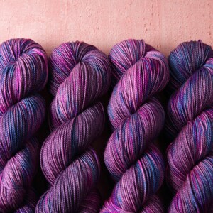Pure Merino wool 4 ply/sock/fingering superwash hand-dyed knitting yarn 100g ‘The Grey-ish Area’ (variegated purple, pink, blue)