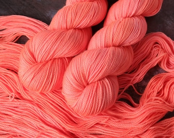 Merino 4-laags/vingerzetting/sokgewicht 100% wol superwash handgeverfd breigaren 100g - ‘Reef-flex’ (neonkoraal halfvast)