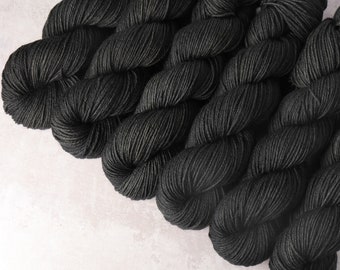 DK British Bluefaced Leicester 100% wool superwash hand-dyed knitting yarn 100g - 'Dark Tower' (charcoal grey semi solid gray)