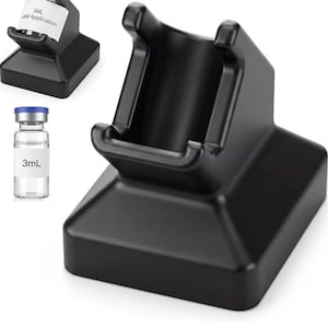 Può includere: Un supporto per flaconi in plastica nera con una base inclinata progettata per l'etichettatura di piccoli flaconi. Il set include un flacone in vetro trasparente da 3 ml con tappo blu e un'etichetta bianca con la scritta 3mL.