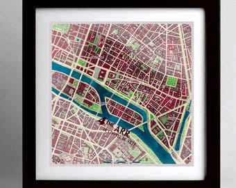Puede incluir: Un mapa impreso y enmarcado del cuarto distrito de París, que muestra el río Sena en azul, cuadrículas de calles en tonos granate y gris, y zonas verdes. El texto dice 4 EME ARR DE L'HOTEL DE VILLE y PARIS.