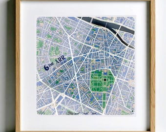 Puede incluir: Un mapa impreso y enmarcado del 6º distrito de París, con cuadrículas de calles en azul y blanco, una gran zona de parque verde y el texto 6EME ARR. DU LUXEMBOURG. El mapa está dentro de un marco de madera clara con perfil cuadrado.