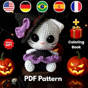 Könnte beinhalten: Eine gehäkelte Katzendoll, die einen Hexenhut und ein Kleid trägt, mit großen schwarzen Augen. Das Bild enthält zwei geschnitzte Kürbisse, eine Spinne und den Text "PDF Pattern" und "Coloring Book". Ein "Special Gift"-Tag ist ebenfalls vorhanden.