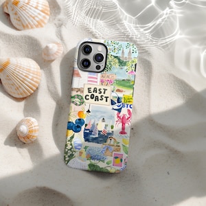Puede incluir: Funda de teléfono con un diseño de collage colorido con las palabras "East Coast", veleros, una langosta y otras ilustraciones con temática de playa. Rodeada de conchas marinas sobre arena.