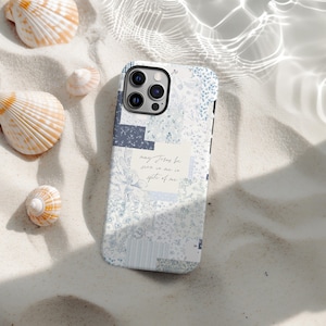 Op de afbeelding: Een telefoonhoesje met een patchwork-ontwerp in blauw- en wittinten, met bloempatronen en geometrische vormen. De hoes heeft de quote "may Jesus be seen to me so spite of me."