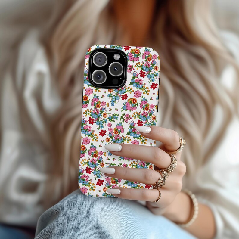 Blommigt flickigt telefonskal, söt blomdesign, retro chica accessoarer, iPhone 16 15 14 13 12 11 Pro Max, blommig teknikgåva bild 3