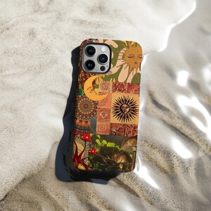 Puede incluir: Una funda de tel&eacute;fono con un dise&ntilde;o de collage que presenta ilustraciones de sol, luna y setas. La funda tiene una mezcla de colores c&aacute;lidos, incluyendo naranja, verde y marr&oacute;n. El dise&ntilde;o tiene una est&eacute;tica vintage y bohemia.