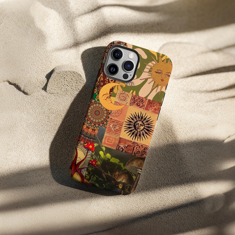 Puede incluir: Una funda de tel&eacute;fono con un dise&ntilde;o de patchwork colorido con soles, lunas, setas y patrones geom&eacute;tricos. La funda tiene una mezcla de colores c&aacute;lidos como el naranja, el amarillo y el verde, creando una est&eacute;tica bohemia.