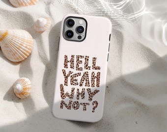 Könnte beinhalten: Weißes Handycase mit dem Text "HELL YEAH WHY NOT?" in Leopardenmuster. Das Case liegt auf einer sandigen Oberfläche mit Muscheln.