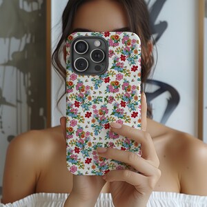 Blommigt flickigt telefonskal, söt blomdesign, retro chica accessoarer, iPhone 16 15 14 13 12 11 Pro Max, blommig teknikgåva bild 2
