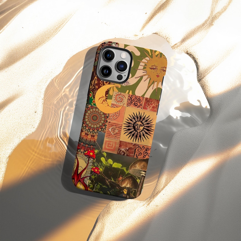 Puede incluir: Una funda de tel&eacute;fono colorida con un dise&ntilde;o de collage de motivos celestiales y bot&aacute;nicos. La funda presenta im&aacute;genes del sol, la luna, setas y patrones florales en tonos verdes, naranjas y marrones. La funda tiene un acabado brillante.