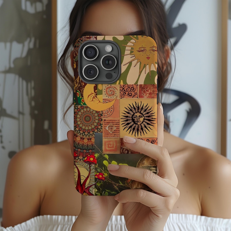 Puede incluir: Una funda de tel&eacute;fono con un dise&ntilde;o de collage que presenta soles, lunas, setas y patrones geom&eacute;tricos en tonos de amarillo, naranja, rojo y verde. La funda tiene un recorte para la c&aacute;mara y un acabado brillante.