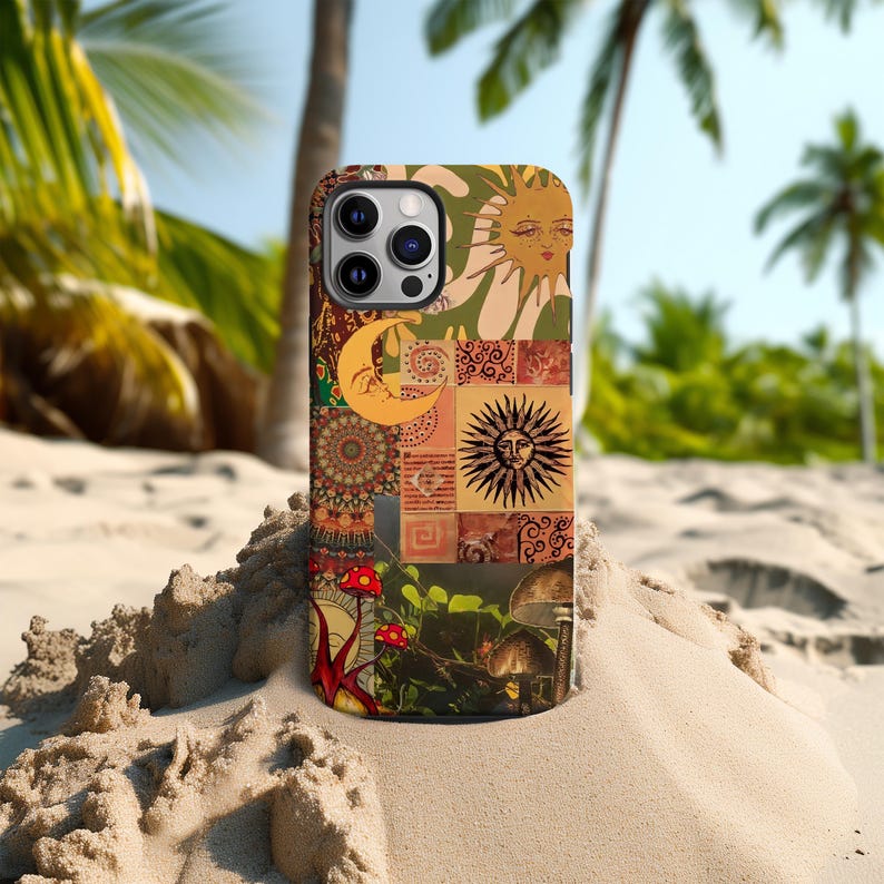 Puede incluir: Una funda de tel&eacute;fono con un dise&ntilde;o de patchwork con un sol, una luna y un motivo de hongo. La funda tiene una mezcla de colores que incluyen beige, naranja, verde y rojo. La funda est&aacute; sobre una superficie arenosa con palmeras al fondo.