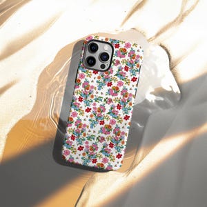 Blommigt flickigt telefonskal, söt blomdesign, retro chica accessoarer, iPhone 16 15 14 13 12 11 Pro Max, blommig teknikgåva bild 5