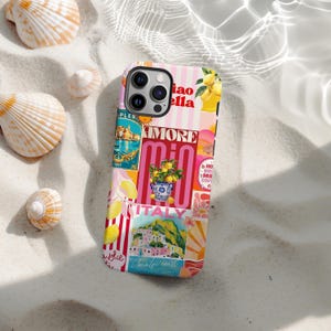 Op de afbeelding: Een kleurrijke telefoonhoes met een collage-ontwerp met Italiaanse thema's. De hoes heeft een roze en witte gestreepte achtergrond met afbeeldingen van citroenen, de Amalfikust en de woorden "Ciao Bella" en "Amore Mio". Schelpen omringen de hoes.