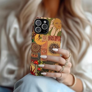 Puede incluir: Una funda de tel&eacute;fono colorida con un collage de dise&ntilde;os celestiales e inspirados en la naturaleza. La funda incluye im&aacute;genes del sol, la luna, setas y varios patrones geom&eacute;tricos en tonos naranja, amarillo, verde y marr&oacute;n.