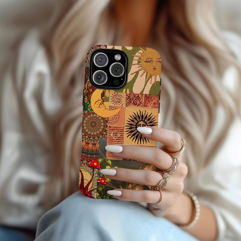 Puede incluir: Una funda de tel&eacute;fono colorida con un collage de dise&ntilde;os celestiales e inspirados en la naturaleza. La funda incluye im&aacute;genes del sol, la luna, setas y varios patrones geom&eacute;tricos en tonos naranja, amarillo, verde y marr&oacute;n.