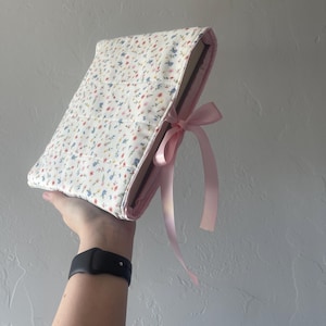 Quilted Bible Sleeve with Bow: Book/Kindle Cover, 12x10 Inches