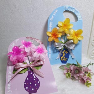 Grampos de cabelo em formato de buquê de flores. Presente ou lembrança. Ocasião especial.