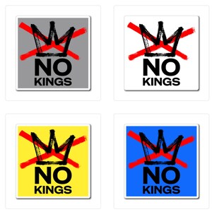 Op de afbeelding: Vier vierkante stickers met een gekroond ontwerp doorgestreept met een rode lijn, en de woorden "NO KINGS" in vette zwarte letters. De achtergronden zijn grijs, wit, geel en blauw.