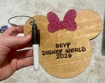 Drewniany brelok z autografem, znak przedstawiający spotkanie postaci z Disney Magical Happy Place, wykonany markerem.