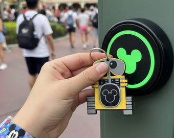 Soporte para MagicBand+ Plus de Wall-E Disney, llavero con forma de Puck Pals para MagicBand+ Plus, llavero con forma de Puck Pals para MagicBand+ de Wall-E Disney Icon Keeper.