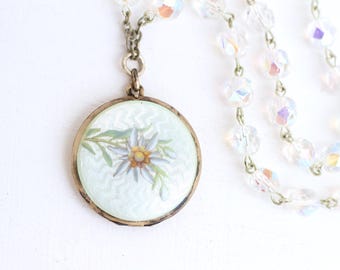 Colar com pingente Edelweiss - Estilo Art Nouveau com guilhoché em prata de lei e corrente de vidro checo.