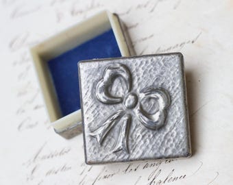 Art-deco pillendoosje met strik - vintage gehamerd zilverkleurige ringdoos