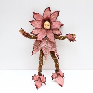 Bloemenelfpop in roze en bordeauxrood - Beweegbare elffiguur van 28 cm - Hangend ornament