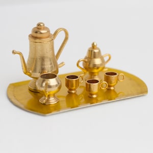 Juego de té y bandeja en miniatura de latón - Cafetera y tazas en miniatura para casa de muñecas escala 1:12