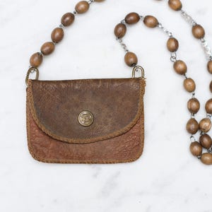 Colar de bolsa de couro marrom - Carteira de moedas em miniatura em corrente de contas de madeira - Joias vintage peculiares Boho - Joias zen masculinas